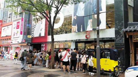 지난 8월 서울 명동에 있는 패션 브랜드 ‘에잇세컨즈’ 매장 앞. 아이돌 그룹 빅뱅의 멤버 지드래곤(GD)의 이름이 새겨진 모자·티셔츠를 사기 위해 중국에서 온 팬들이 길게 줄을 서 있다. 