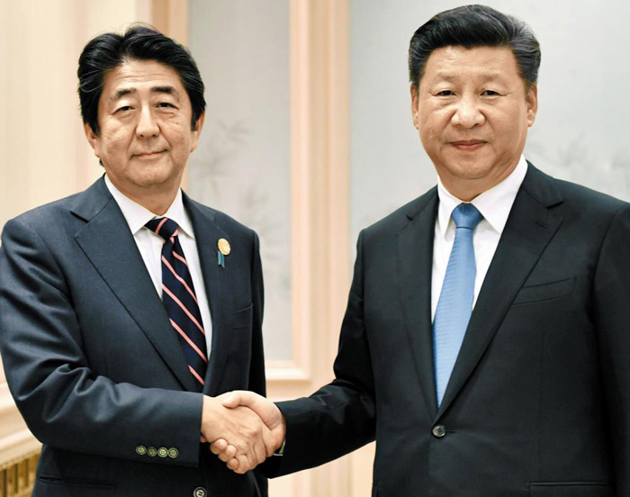 시진핑(習近平·오른쪽) 중국 국가주석과 아베 신조(安倍晋三) 일본 총리가 5일 중국 항저우(杭州)에서 열린 주요 20개국(G20) 정상회의 폐막 직후 정상회담을 가졌다.