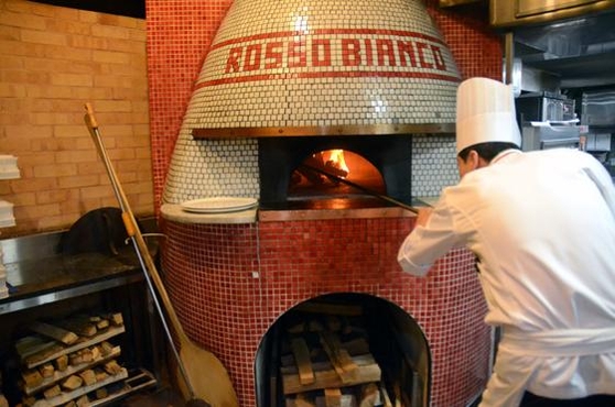  에르네스토 가문이 시공한 화덕에서 피자를 굽는 모습. /고성민 기자