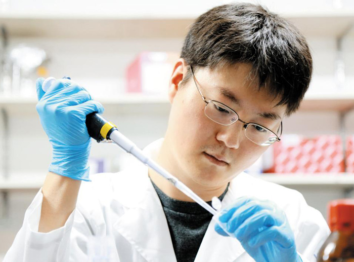 카이스트 연구실에서 실험에 몰두해 있는 고봉인.