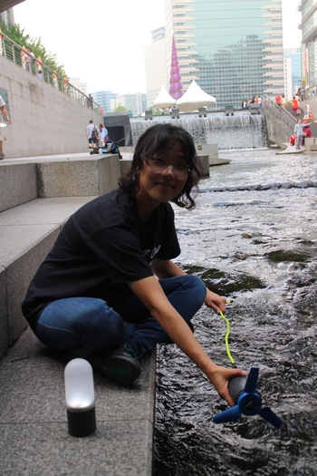  박혜린 이노마드 대표가 지난 9일 서울 청계천변에서 소형 수력 발전기인 ‘이스트림'을 시험해보고 있다./전효진 기자