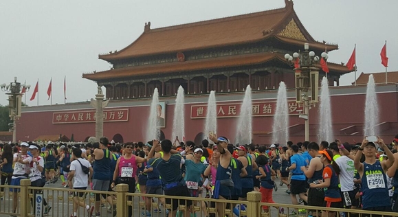 17일 열린 베이징 마라톤 초기 구간에서 셀카 찍기에 여념없는 참가자들/베이징=오광진 특파원