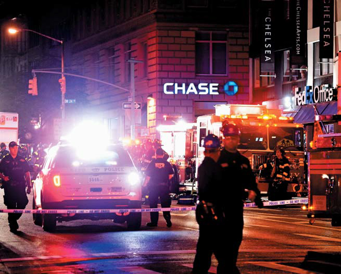 17일 밤(현지 시각) 폭발이 일어난 미국 뉴욕 맨해튼 남서부 첼시 지역에서 경찰과 소방대원들이 폭발 현장을 조사하고 있다. 도로변에서 굉음과 함께 강력한 폭발이 발생하면서 인근 건물과 승용차의 유리창이 깨지고 최소 29명이 부상을 입었다. 이곳은 식당이 몰려 있는 지역인 데다 토요일 밤이어서 사람이 많이 몰려 있었다. 폭발 지점에서 4블록 정도 떨어진 곳에서는 또 다른 폭발물로 추정되는 압력솥이 발견됐다. 경찰은 조직적인 테러 여부를 조사 중이다.