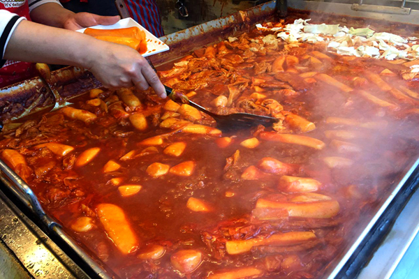 중앙떡볶이 떡은 두께가 두꺼워 배로 더 쫄깃하다