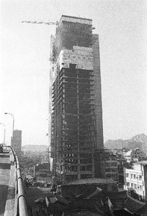  1969년 공사가 진행되고 있는 삼일빌딩. 주변 건물들의 높이와 비교하면 큰 차이가 있다. /조선일보 DB