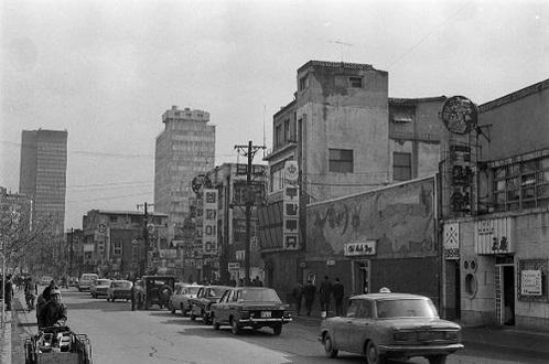  1970년대 서울 중구 무교동 일대. 멀리 사진 왼쪽 높은 건물이 삼일빌딩이다. /조선일보 DB
