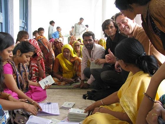 기본소득 실험에 참여한 인도 주민들이 기본소득을 받아가는 모습./기본소득네트워크 제공
