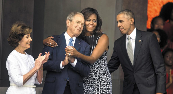 24일(현지 시각) 미국 수도 워싱턴DC에서 열린 국립 흑인역사박물관 개관식에서 함께 자리한 버락 오바마(맨 오른쪽) 대통령·미셸 오바마(오른쪽에서 둘째) 부부와 조지 부시(왼쪽에서 둘째) 전 대통령·로라 부시(맨 왼쪽) 부부.