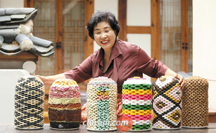 궁중음식연구원 한복려 원장이 오는 30일부터 국립민속박물관에서 열리는 ‘궁중음식, 궐 담을 넘다’에서 전시할 은행·정과·매작과·사탕·다식 등을 쌓아올려 만든 고임을 보여줬다.