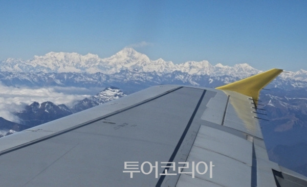 비행기 날개 너머로 보이는 히말라야 산맥