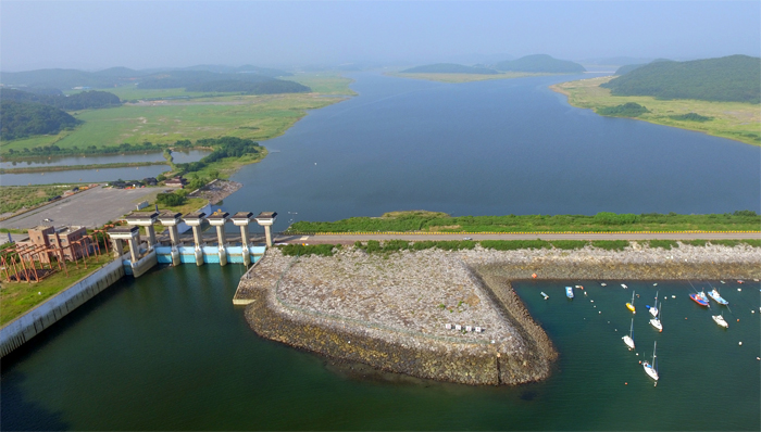 충남 보령시 오천면과 천북면을 잇는 보령 방조제의 모습. 농업용수 확보를 위해 바닷물(사진 아래쪽) 유입을 막아 인공호수인 보령호(위쪽)를 만든 것이다. 충남도가 지난 7월 보령호 하구 갯벌 복원을 위해 방조제 문을 열어 해수를 유입시키자고 하자 보령호 담수화 사업을 진행해온 한국농어촌공사가 반발하고 있다.