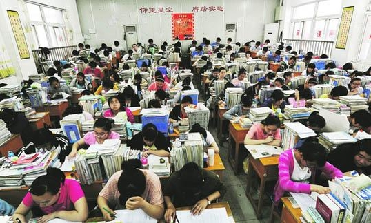 책상 위에 책을 산더미처럼 쌓아놓고 공부하는 중국 수험생들./ 사진=트위터 캡처