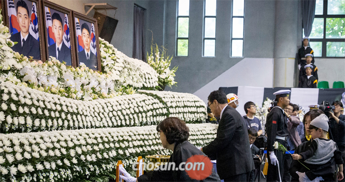 지난 2일 경기도 성남시 국군수도병원에서 해군장으로 엄수된 ‘북 도발 대응 해상 무력 시위 작전 순직자 고 김경민 소령, 박유신 소령, 황성철 상사 합동 영결식’에서 유가족들이 헌화와 분향을 하고 있다. 