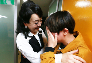 9일 연극을 보고 감동해 공연 직후 대기실에 찾아온 한 관객과 함께 울먹이는 모습.