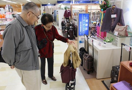 한국은 일본의 고령화 사회를 그대로 따라가는 경향이 크다. 이런 점에서 일본 기업의 시니어 전략은 한국 기업에 많은 시사점을 준다. 사진은 일본의 한 백화점에서 쇼핑을 즐기고 있는 일본 고령 부부./ 조선일보DB