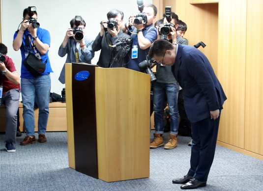  지난달 2일 고동진 삼성전자 무선사업부장(사장)이 2일 서울 태평로 삼성본관에서 열린 갤럭시노트7 관련 긴급브리핑에서 고개 숙여 인사하고 있다. / 연합뉴스 제공