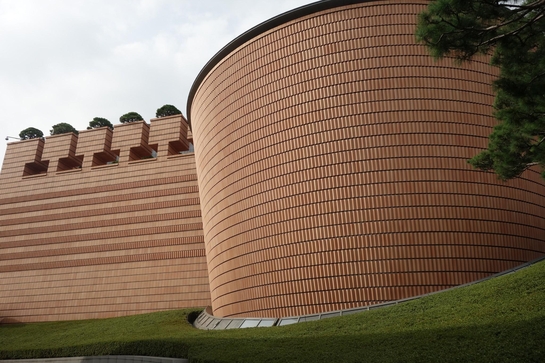  마리오 보타가 설계한 뮤지엄 1 건물. 고미술품을 전시하는 공간으로 도자기와 성곽을 형상화했다. /최문혁 기자