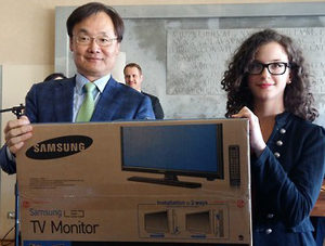 이탈리아 베네치아에서 열린 한글 퀴즈대회 우승자 라라 페르미(오른쪽)씨는 상품으로 24인치 TV를 받았다. 왼쪽은 이용준 주 이탈리아 한국대사.