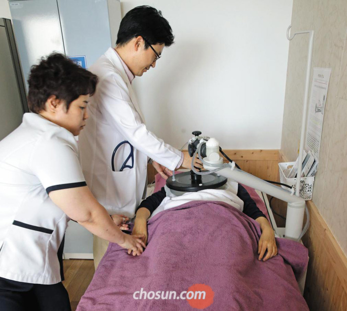 지난 7일 경기도 고양의 한 요양병원에서 유방암 환자가 치료를 받고 있다.