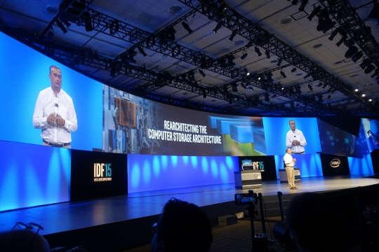 브라이언 크르자니크 인텔 CEO가 지난해 미국 샌프란시스코에서 열린 ‘IDF 2015’ 행사에서 서버, 데이터센터용 차세대 메모리 기술인 3D 크로스포인트를 소개하고 있다. /황민규 기자