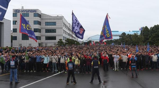 지난 9월 30일 울산시 북구 현대자동차 울산공장 본관 앞에서 노조가 파업 집회를 열고 있다./연합뉴스