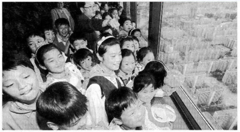  1995년 63빌딩을 찾은 전남 고흥군 소록도의 초등학생들이 시내를 내려다보며 즐거워 하고 있다. /한화63시티 제공