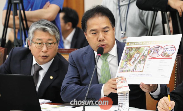 국민의당 이용주 의원이 18일 국회 법사위의 국정감사에서 ‘비선 실세’ 논란의 최순실씨와 K스포츠재단과 관련한 의혹을 제기하고 있다. 왼쪽은 더불어민주당 조응천 의원.