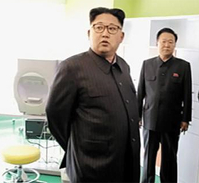 김정은 북한 노동당 위원장이 지난 18일 평양 문수지구에 새로 건설된 류경안과종합병원을 돌아보고 있다.