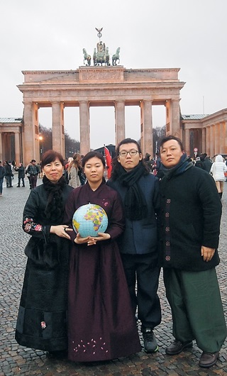 2014년 겨울 독일 베를린 브란덴부르크문 앞에 선 김현성씨(맨 오른쪽) 가족. 왼쪽부터 아내, 딸, 아들이 한복을 입고 나란히 섰다.