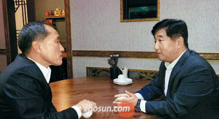 최보식 선임기자와 박관천 전 경정 사진