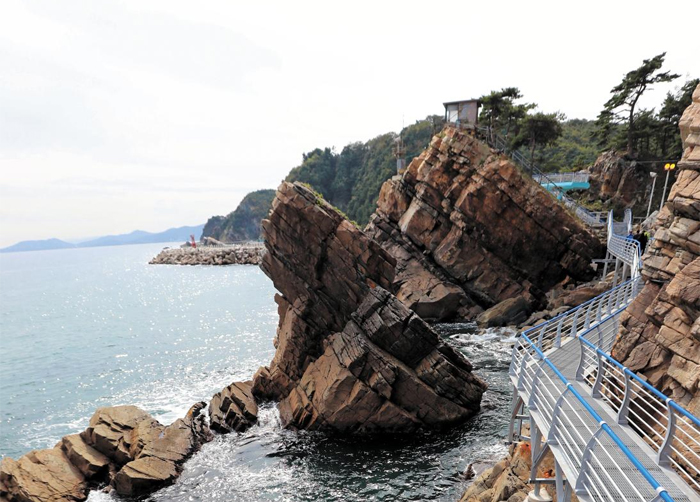 정동심곡 바다부채길에선 해안단구와 기암괴석의 모습을 자주 만날 수 있다. 사진은 중생대 때 한반도 전역에서 일어났던 지각변동인 대보조산운동(大寶造山運動)의 영향으로 기울어진 암석들.