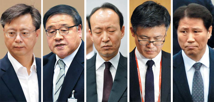 경질된 우병우·안종범 수석과 문고리 3인방 박근혜 대통령은 30일 우병우(사진 왼쪽부터) 민정수석과 안종범 정책조정수석, 그리고 이른바 ‘문고리 3인방’으로 불리는 이재만 총무비서관, 정호성 부속실 비서관, 안봉근 국정홍보비서관의 사표를 수리했다.
