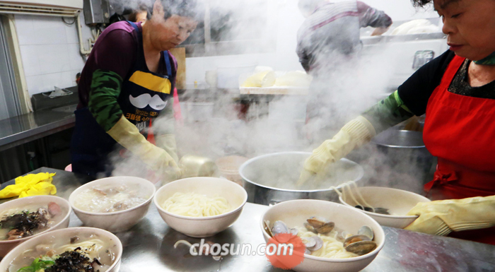 갑자기 추워진 1일 점심시간 서울 종로 3가 ‘찬양집’ 주인 윤순병씨와 직원들이 손님들에게 나갈 해물 칼국수를 부지런히 그릇에 담고 있다.