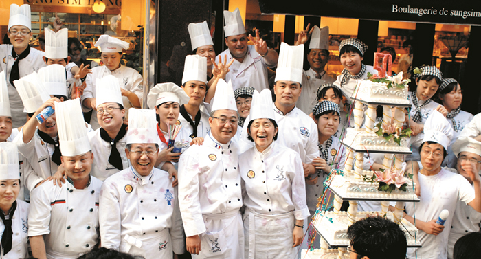 2006년 성심당 50주년 행사 모습. 임영진·김미진 부부(사진 가운데)와 직원들이 케이크를 나누며 화재를 딛고 일어선 성심당의 50년을 자축했다.