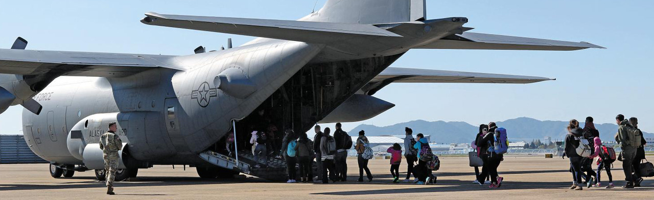 북한의 공격 등에 대비해 한국에 사는 미국 민간인을 대피시키는 주한 미군의‘커레이저스 채널’훈련에 참여한 미군 가족들이 지난 1일 주일 미군 기지로 이동하기 위해 김해공항에서 C-130 수송기에 탑승하고 있다.