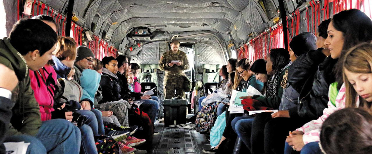 주한 미군의 유사시 대피 훈련인‘커레이저스 채널’에 참여한 미군 가족들이 주일 미군 기지로 대피하기 위해 지난달 31일 경기도 평택의‘캠프 험프리스’에서 CH-47 시누크 헬기를 타고 대구공항으로 이동할 준비를 하고 있다.