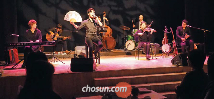 16일 서울 성북동 삼청각에서 열린 점심콘서트 ‘자미’에서 소리꾼 고영열과 퓨전밴드 두번째달이 현대적으로 편곡한 ‘판소리 춘향가’ 공연을 펼치고 있다. 1부 공연과 2부 식사로 구성된 자미는 삼청각의 대표 상설 공연이다. 