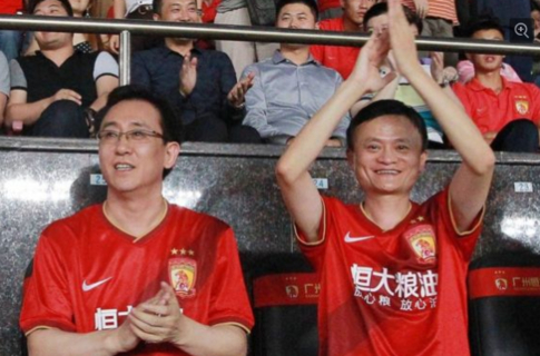 마윈 알리바바 회장(오른쪽)은 2014년 쉬자인 헝다그룹 회장(왼쪽)이 소유한 중국 축구구단 광저우헝다의 지분 50%를 12억위안에 인수했다고 왕이체육이 전했다./왕이체육