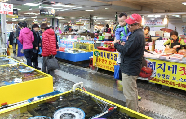 겨울에도 활력 가득, 속초관광수산시장