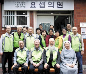 요셉의원 앞에서 신완식(앞줄 왼쪽에서 둘째) 의무원장, 이문주(〃 셋째) 원장신부, 신혜영(〃 넷째) 비따 원목수녀와 자원봉사자들이 모여 기념사진을 찍었다.