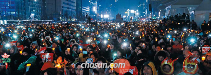 외신들 “한국민, 평화시위의 새 장을 열었다” - 지난 26일 서울 광화문광장이 박근혜 대통령의 퇴진을 요구하는 시민들이 든 촛불로 빛나고 있다. 외신들은 서울에 역대 최대 규모의 시위 인파(주최 측 추산 150만명, 경찰 추산 27만여명)가 모인 이날 집회가 유례를 찾기 어려운 평화시위라며 집중 보도했다. 미국 뉴욕타임스는 “수많은 사람이 서울 중심가를 메웠음에도 매우 평화로웠고 축제 같았다”고 보도했고, 중국 신화통신도 “한국 국민이 평화 집회의 새 장을 열었다”고 전했다. 