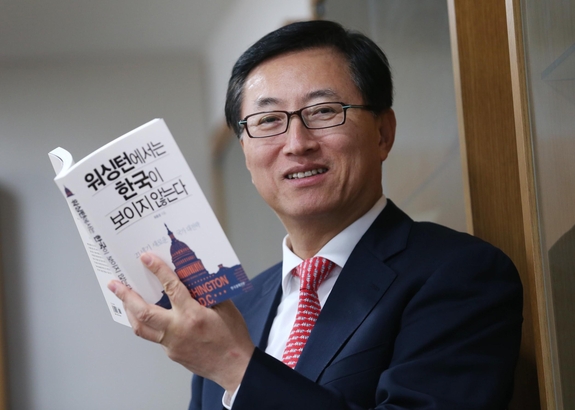 미국 보수층 싱크탱크인 헤리티지 재단에서 3년간 방문연구원으로 머물다가 지난해 귀국한 최중경 회장은 “우리나라에도 헤리티지와 같은 싱크탱크가 필요하다”고 말했다./사진 이태경 기자