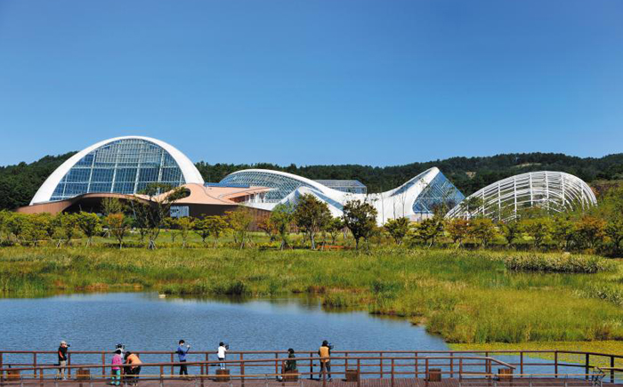 충남 서천군 마서면에 위치한 국립생태원 실내 전시관인 에코리움.