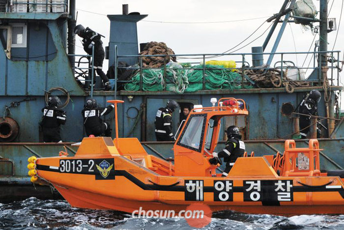 11일 3013함 대원들이 중국 어선에 올라 배 곳곳을 살피고 있다.