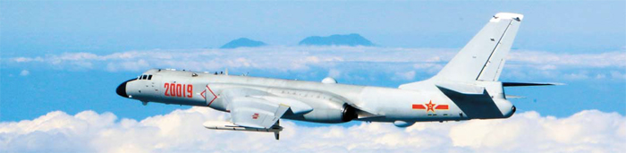 중국의 전략폭격기 훙(轟)-6K가 비행하는 모습. 구름 너머로 보이는 두 개의 산봉우리는 대만의 핑둥현에 있는 베이다우(北大武)산이라는 보도가 나왔다. 해발 3092m 베이다우산은 대만의 중앙산맥 남단에서 가장 높은 산이다. 중국 전략폭격기가 대만 영토를 배경으로 비행하는 사진이 공개된 것은 이번이 처음이다.