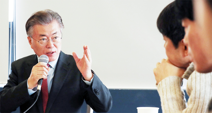 더불어민주당 문재인 전 대표가 19일 서울 종로의 한 카페에서 ‘권력기관 적폐 대청소를 위한 대화’ 행사를 열고 진보 성향의 문화예술인들과 대화를 나누고 있다. 문 전 대표는 이 자리에서 “검찰과 국가정보원이 헌정 유린의 주범”이라며 “권력 기관의 오래된 적폐를 청산하는 것으로 촛불 혁명이 나가야 한다”고 했다.