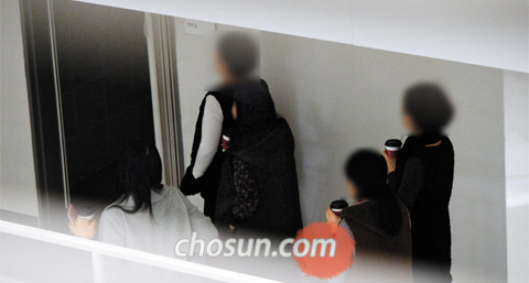 점심시간 끝난 지 훨씬 뒤에 사무실로 22일 오후 1시 40분 정부세종청사. 점심시간이 훨씬 지난 시간대에 느긋하게 점심을 즐긴 공무원들이 커피잔을 들고 사무실로 향하고 있다. 황교안 대통령 권한대행 체제가 들어선 이후, 공직 사회의 기강 해이가 심각해지고 있다는 지적이 나온다.