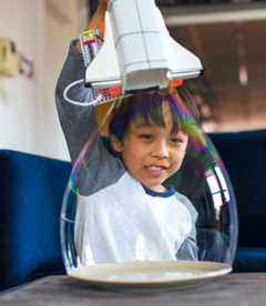 버블봇을 갖고 노는 어린이.