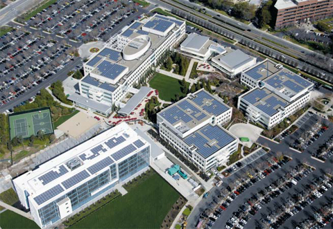 미국 캘리포니아 샌머테이오시에 있는 태양광 기업 솔라시티 본사. 건물 옥상과 외벽이 온통 태양전지 패널로 덮여 있다. 일론 머스크 테슬라 창업자는 올해 솔라시티를 합병하면서 태양광으로만 에너지를 자급자족할 수 있는 마을을 만들겠다고 밝혔다.