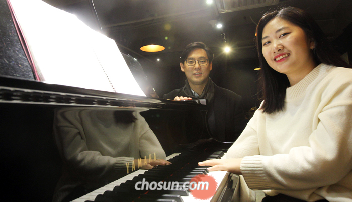 오른쪽 손이 없어 팔꿈치로 피아노를 연주하는 최혜연(오른쪽)씨와 스승 정은현씨. 최씨를 5년간 가르치는 정씨는 제자의 콘서트와 앨범 제작을 돕고 있다.